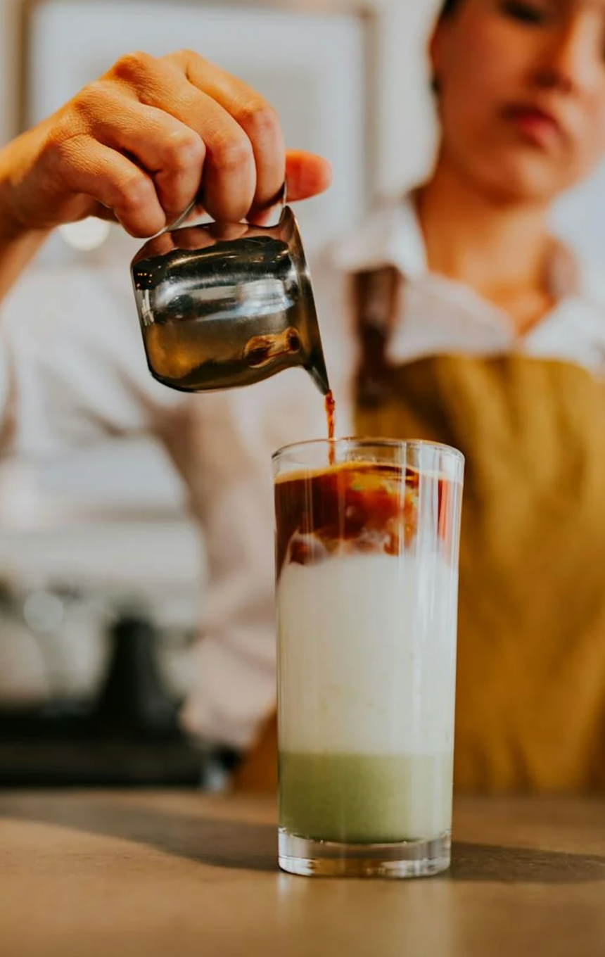 Koffie aanslag verwijderen van je tanden - zo doe je dat!